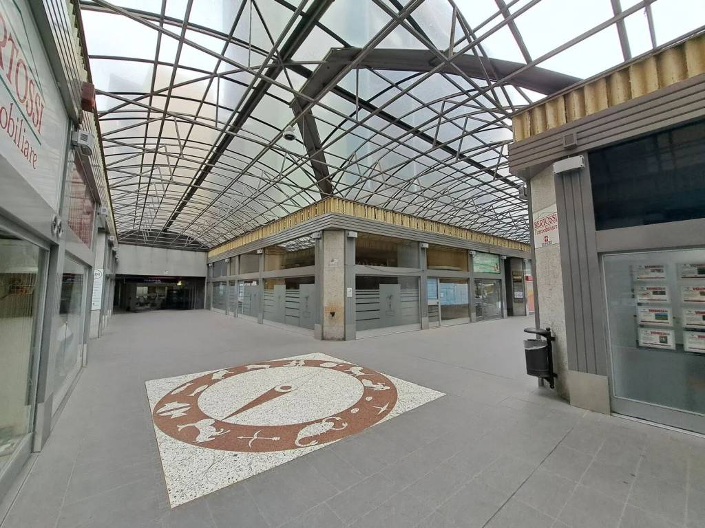 negozio in vendita ad Erba