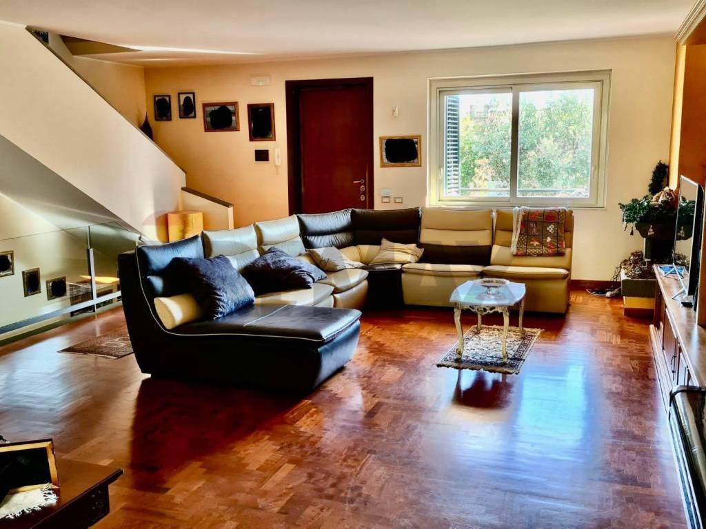 casa indipendente in vendita ad Aci Catena