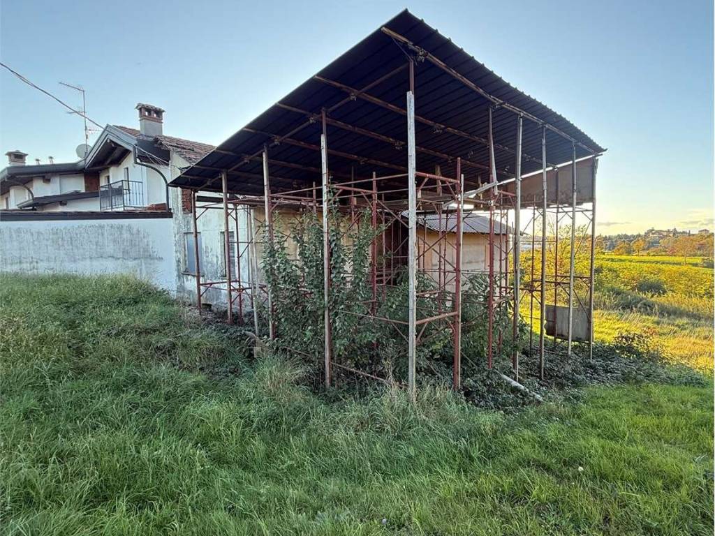 casa indipendente in vendita a Cantù in zona Vighizzolo