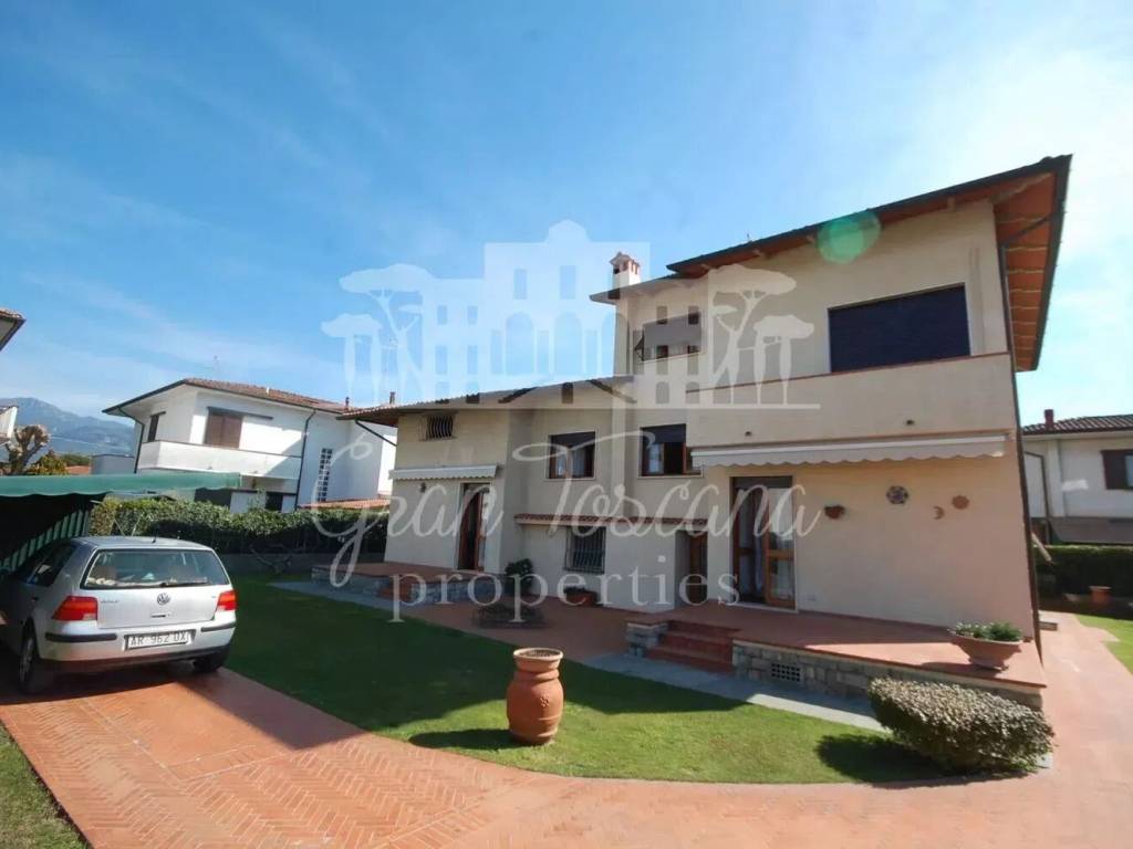 casa indipendente in vendita a Pietrasanta in zona Tonfano