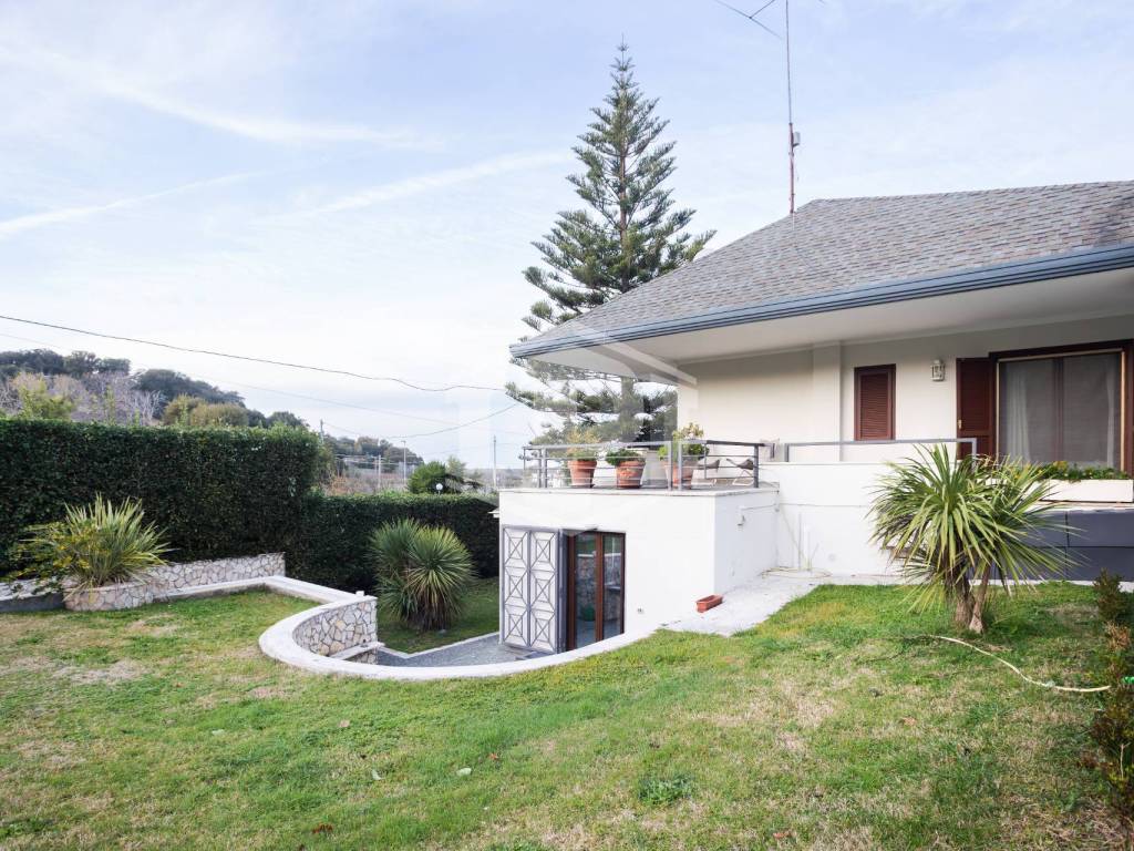 casa indipendente in vendita a Pozzuoli in zona Cuma
