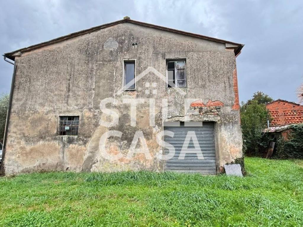 intera palazzina in vendita a Pescia in zona Macchie di San Piero