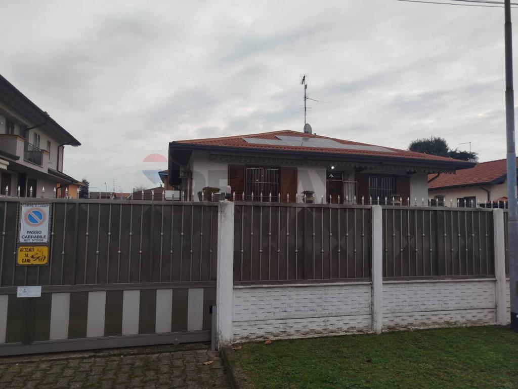 casa indipendente in vendita a Lainate
