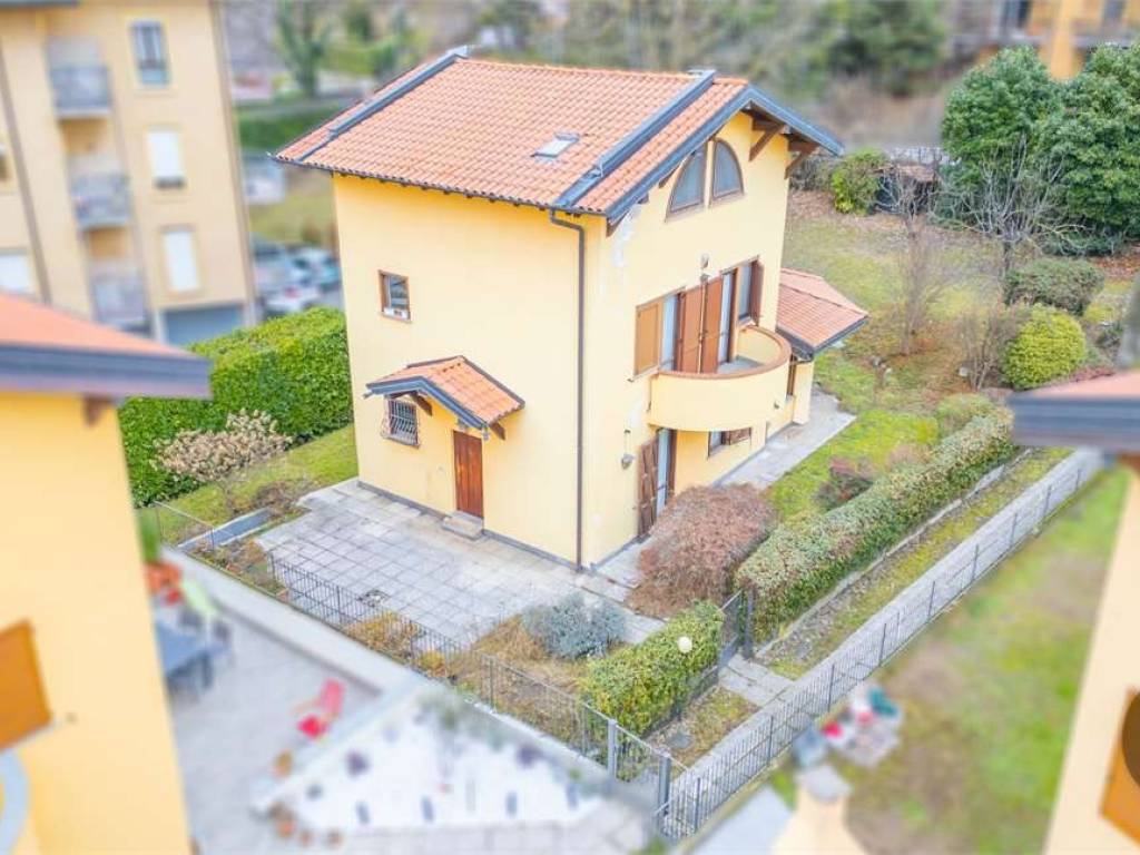 casa indipendente in vendita a Varese in zona Brunella