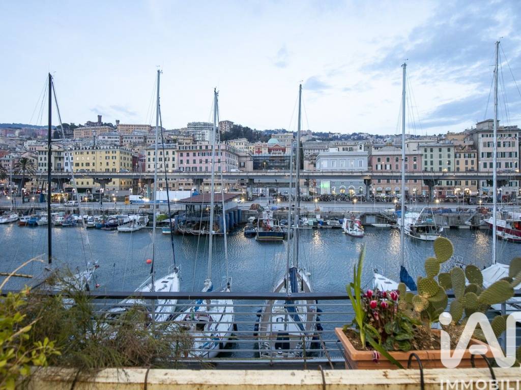 appartamento in vendita a Genova in zona Sottoripa / Maddalena / Molo