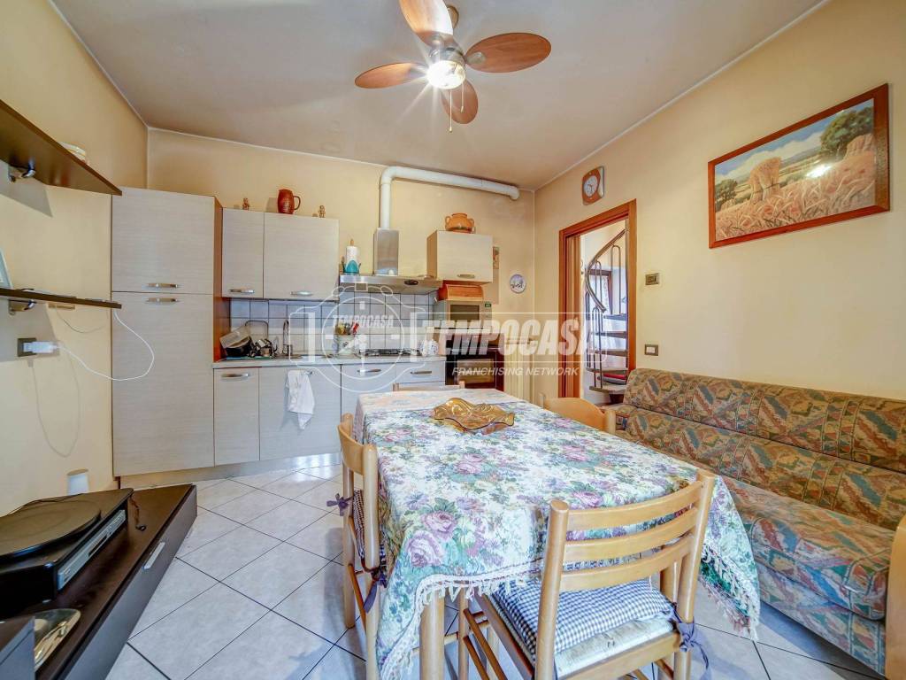 casa indipendente in vendita a Carnago