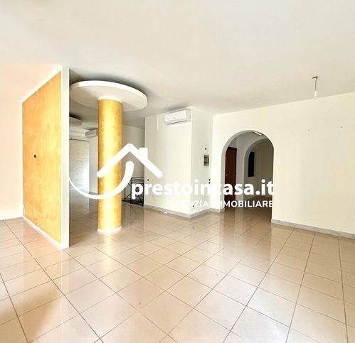 locale commerciale in vendita a Viareggio in zona Centro Storico