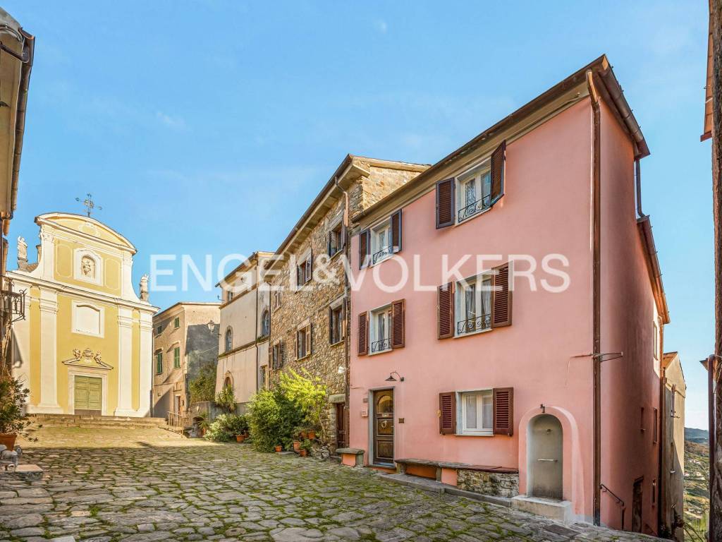 casa indipendente in vendita a Luni in zona Nicola