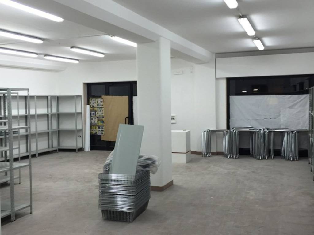 negozio in affitto a Pescara in zona Porta Nuova