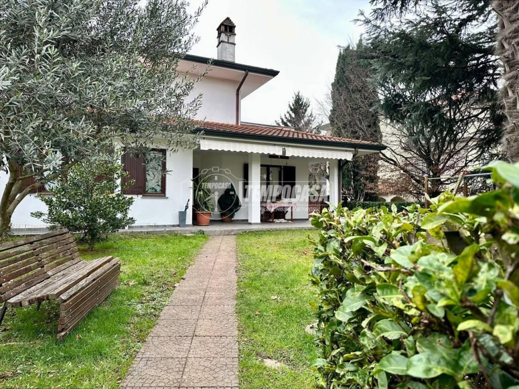 casa indipendente in vendita a Lesmo