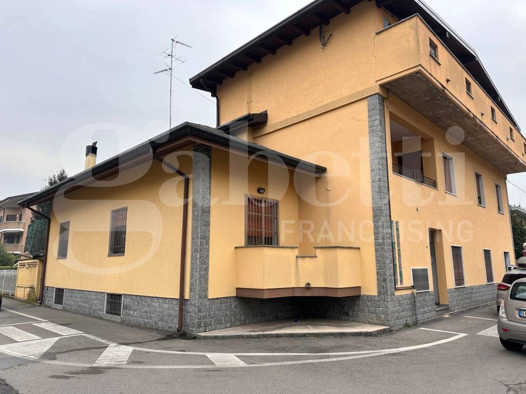 appartamento in vendita a Varedo in zona Valera