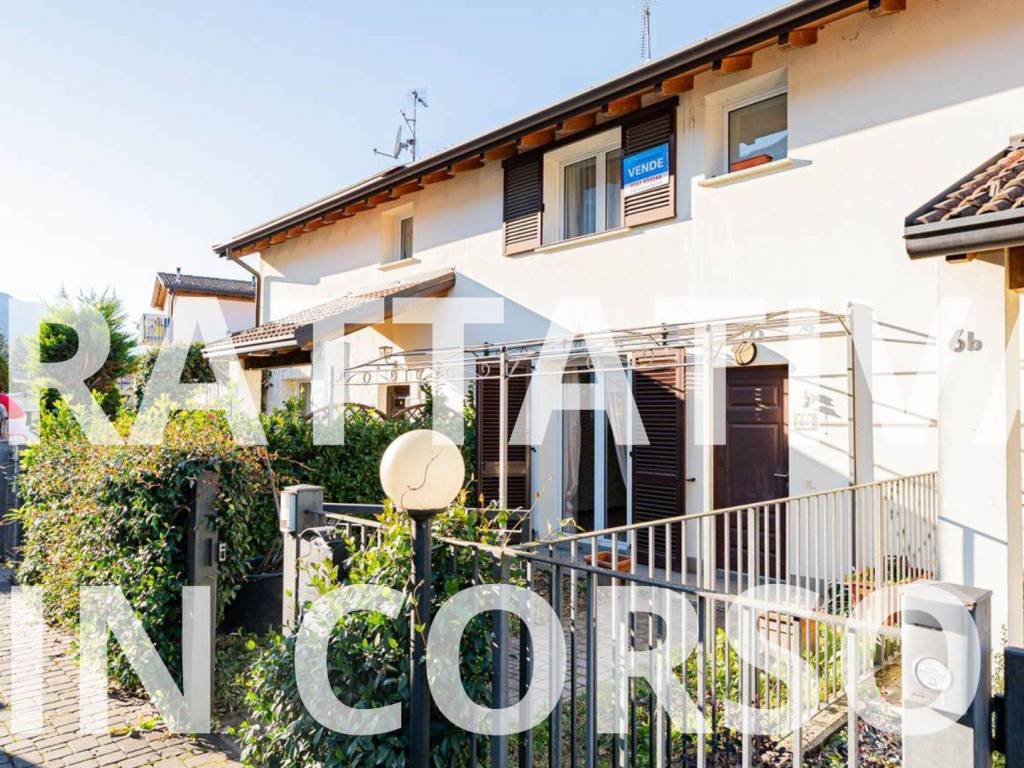 casa indipendente in vendita a Colico in zona Villatico