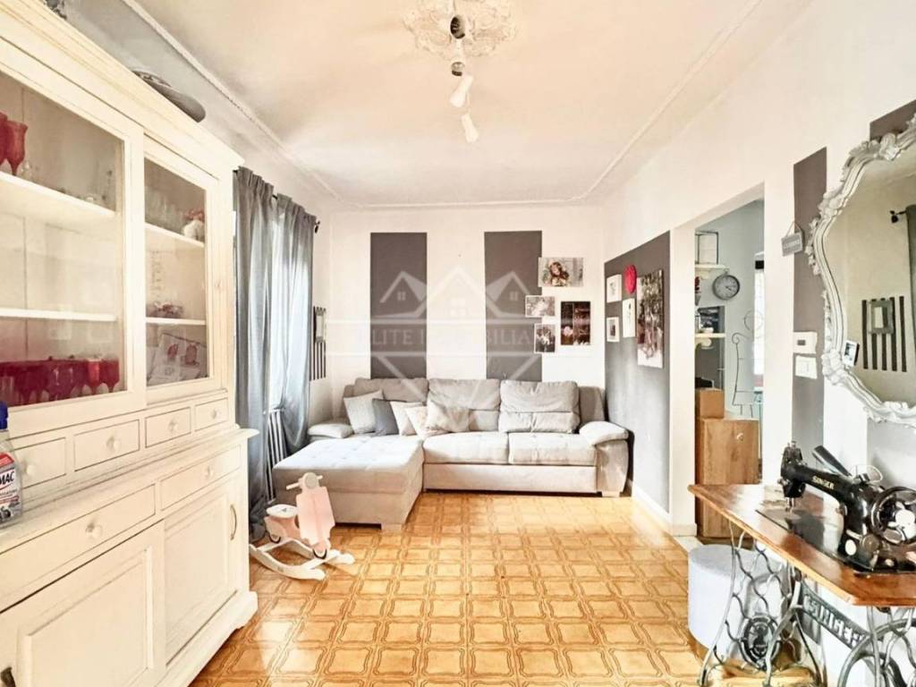 casa indipendente in vendita a Carrara in zona Avenza