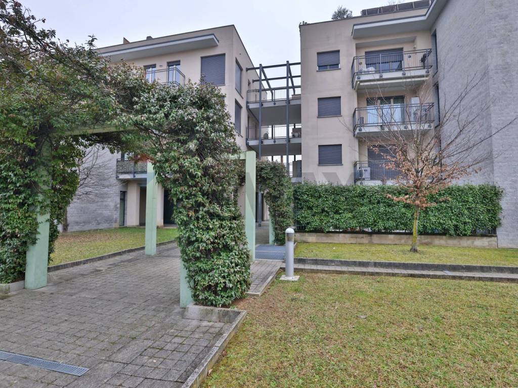 appartamento in vendita a Carugo