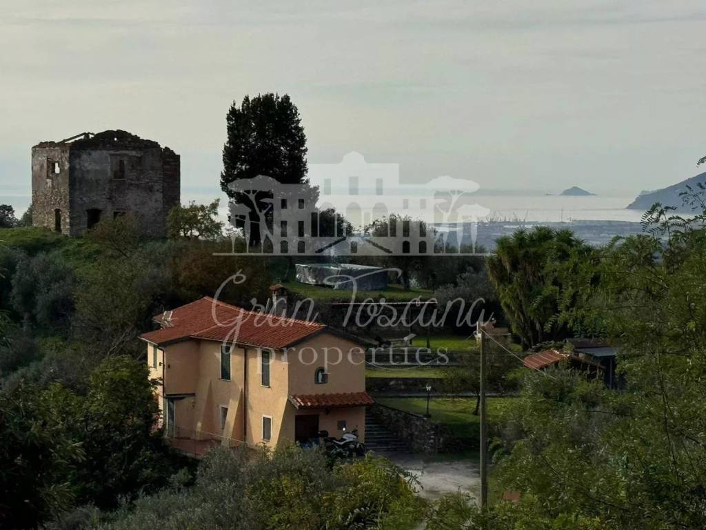casa indipendente in vendita a Massa in zona Pariana
