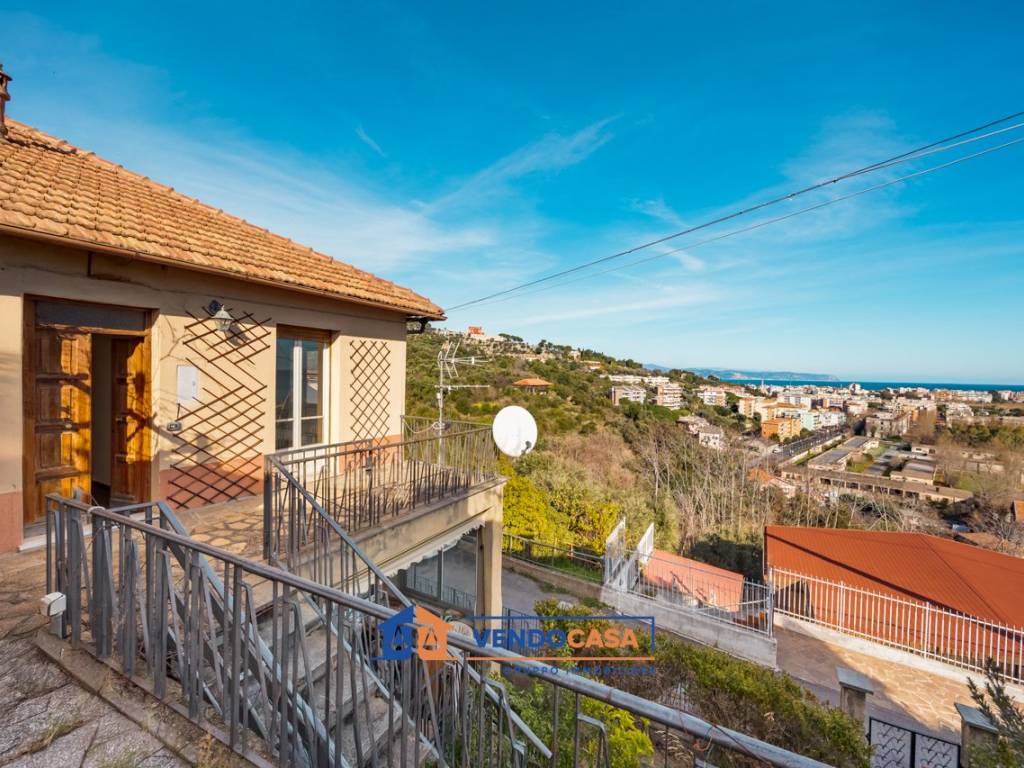 casa indipendente in vendita ad Albenga
