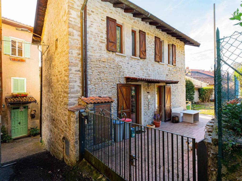 casa indipendente in vendita a Perledo