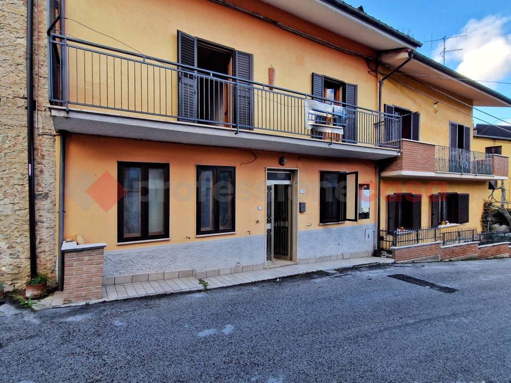 casa indipendente in vendita a Tornimparte in zona Villagrande