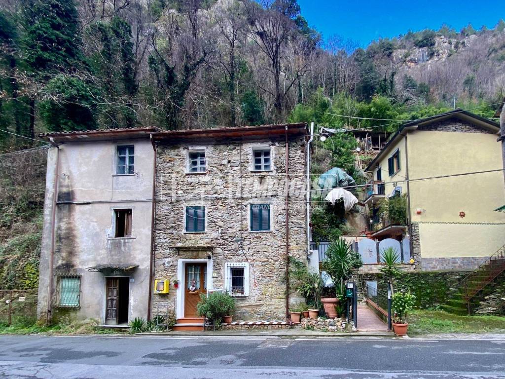 appartamento in vendita a Massa in zona Antona