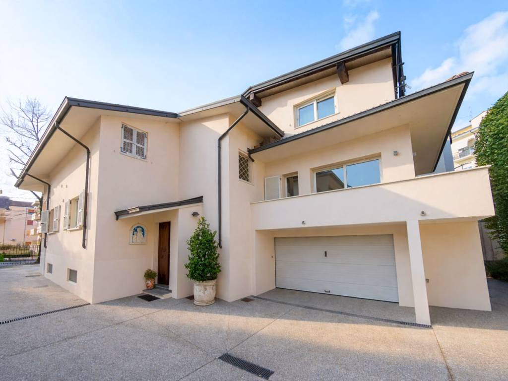 casa indipendente in vendita a Piacenza in zona Stadio