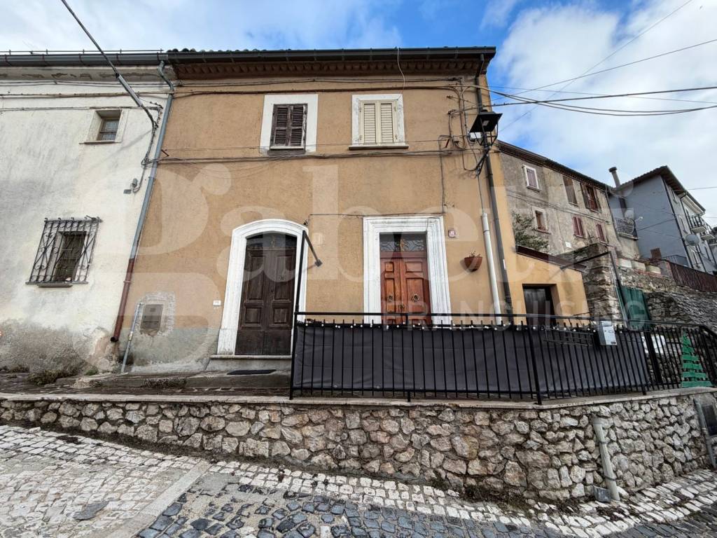 casa indipendente in vendita a Rocca di Mezzo in zona Rovere