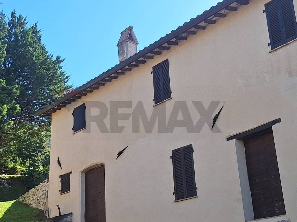 casale in vendita a Foligno in zona Ravignano