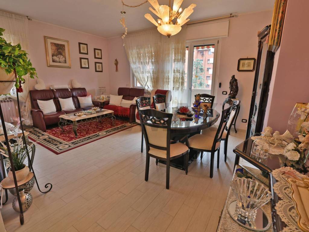 appartamento in vendita a Rho in zona Castellazzo