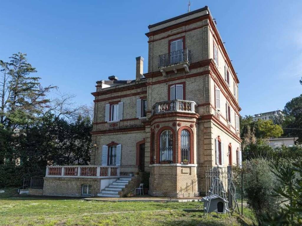 casa indipendente in vendita ad Ancona in zona Tavernelle
