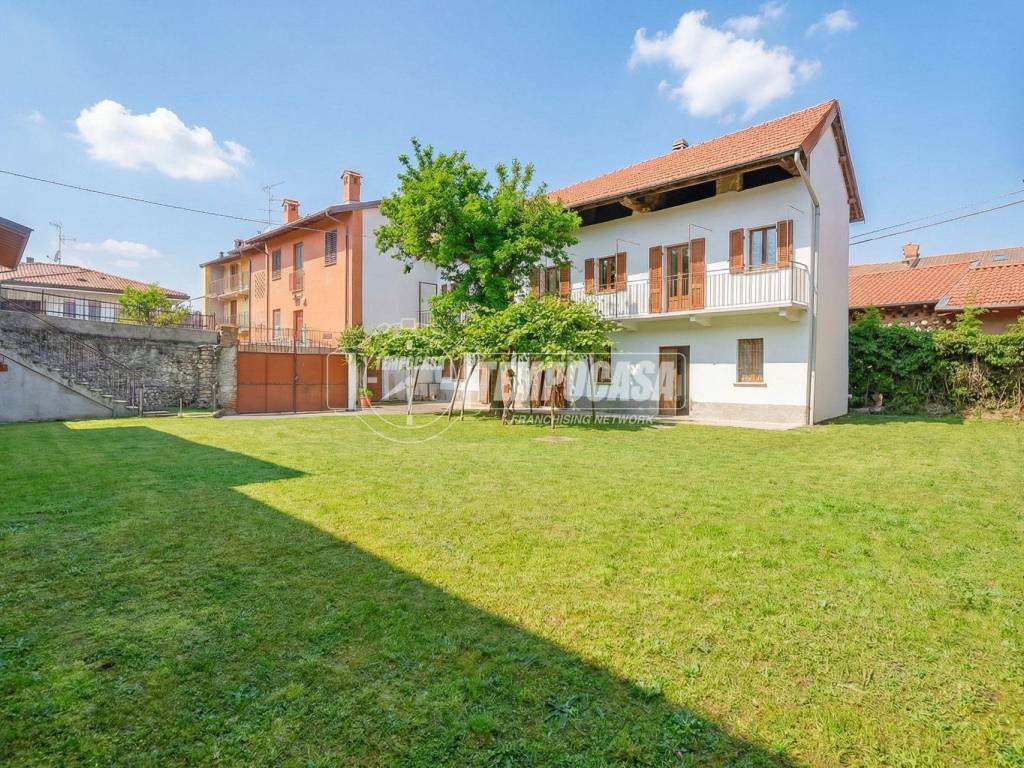 casa indipendente in vendita a Varallo Pombia
