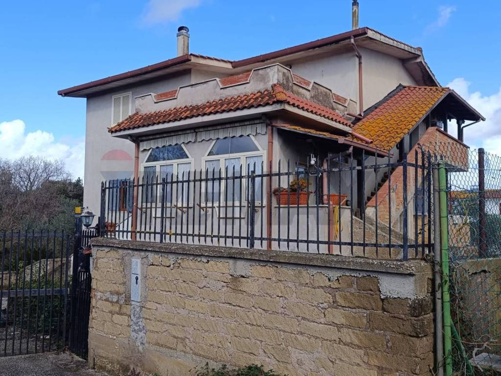 casa indipendente in vendita ad Aprilia in zona Fossignano