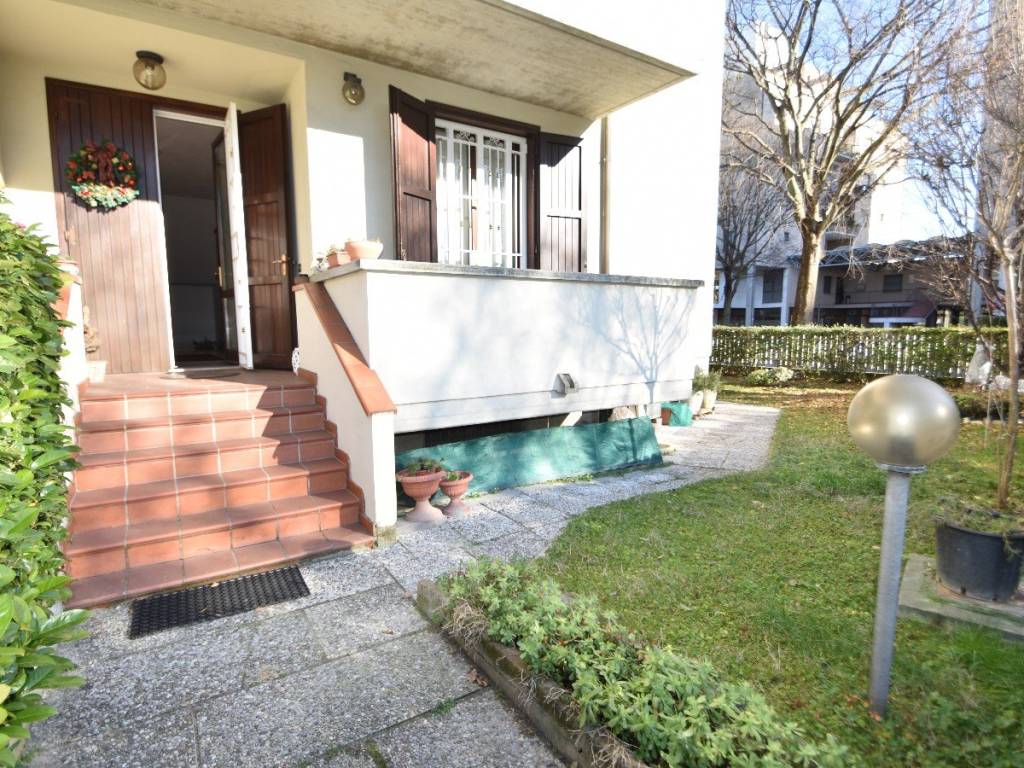 casa indipendente in vendita a Reggio nell'Emilia in zona Città Storica