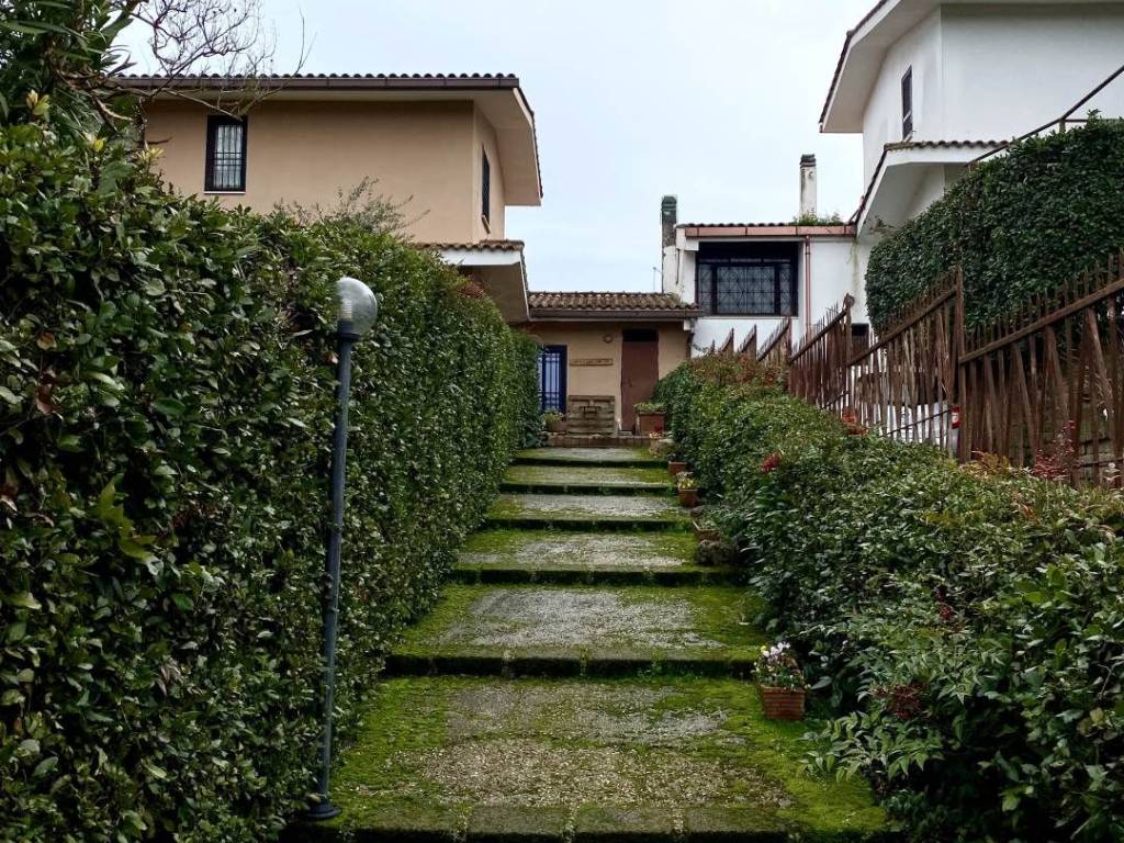 casa indipendente in vendita a Formello in zona Le Rughe