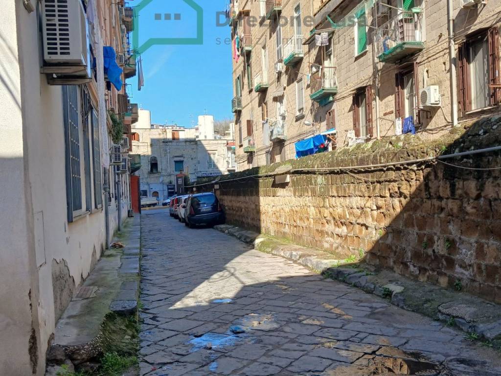 negozio in vendita a Napoli in zona Capodichino