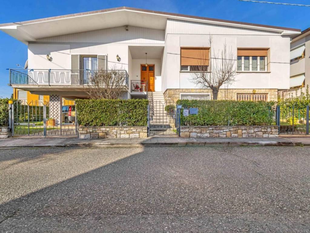 casa indipendente in vendita a Cascina in zona San Frediano a Settimo