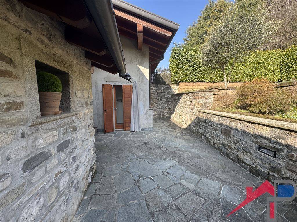 casa indipendente in vendita a Caprino Bergamasco in zona Celana