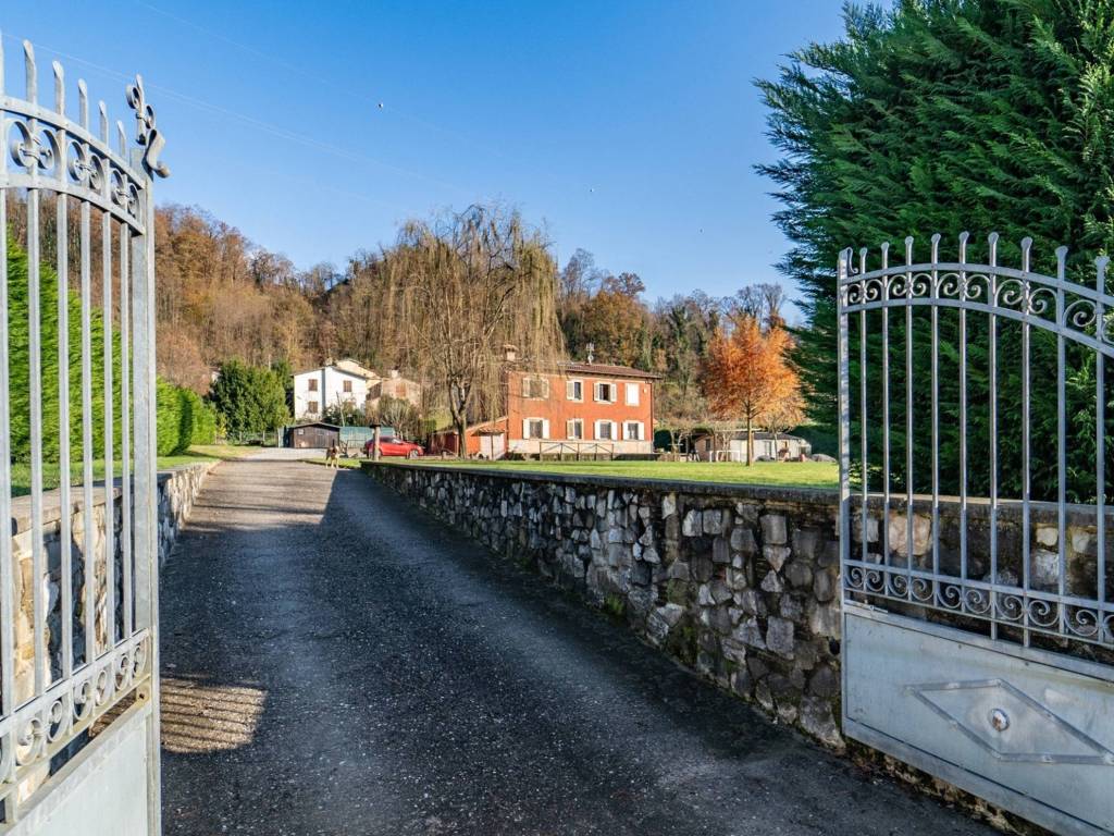 casa indipendente in vendita a Barga in zona Mologno