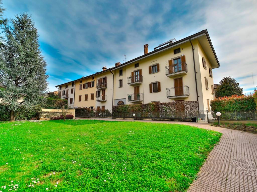 appartamento in vendita a Lesmo in zona Peregallo.