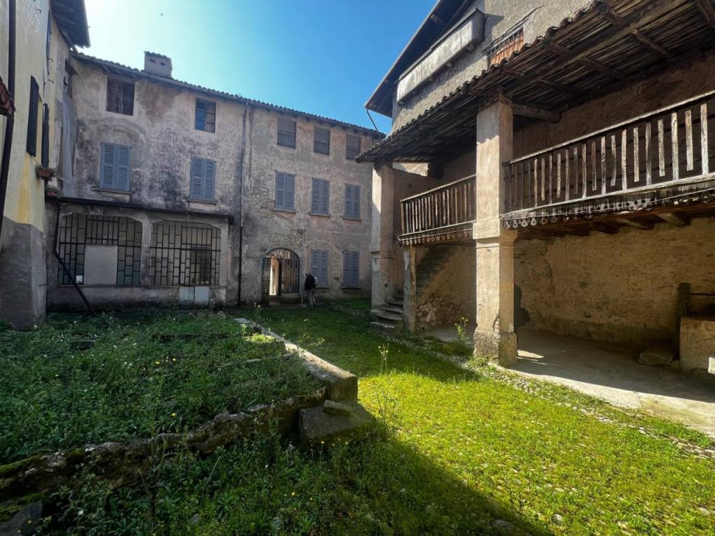 intera palazzina in vendita a Sale Marasino