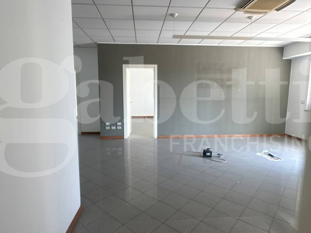 locale commerciale in vendita ad Erba