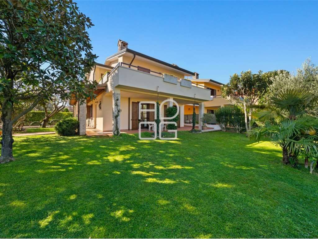 casa indipendente in vendita a Sirmione