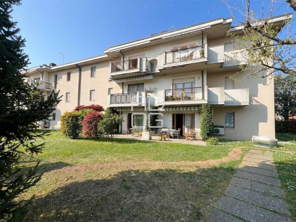 appartamento in vendita a Desenzano del Garda in zona Campeggio sul Vò