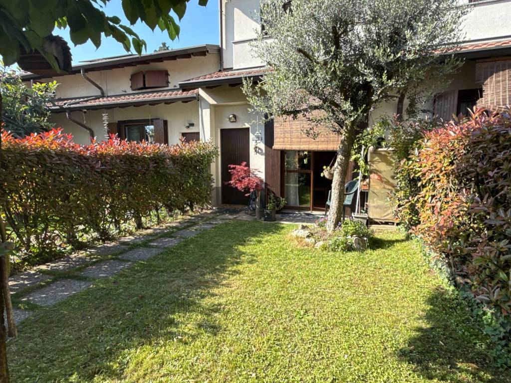 casa indipendente in vendita a Caronno Pertusella