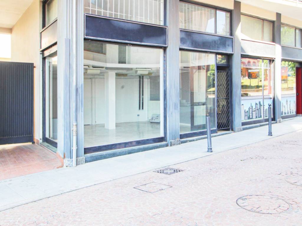 negozio in vendita a Tradate in zona Abbiate Guazzone