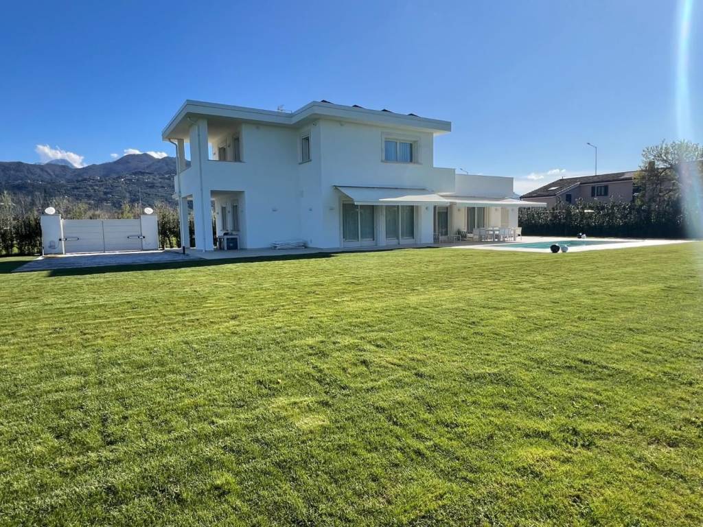 casa indipendente in vendita a Pietrasanta in zona Crociale