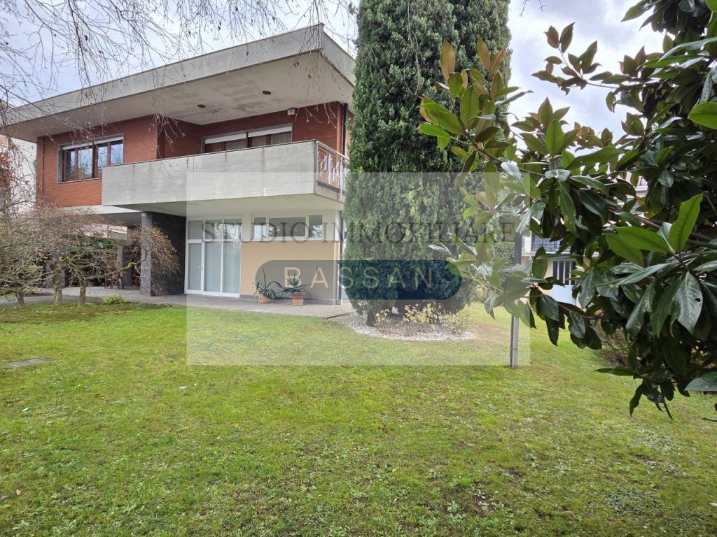 casa indipendente in vendita a Lonate Pozzolo