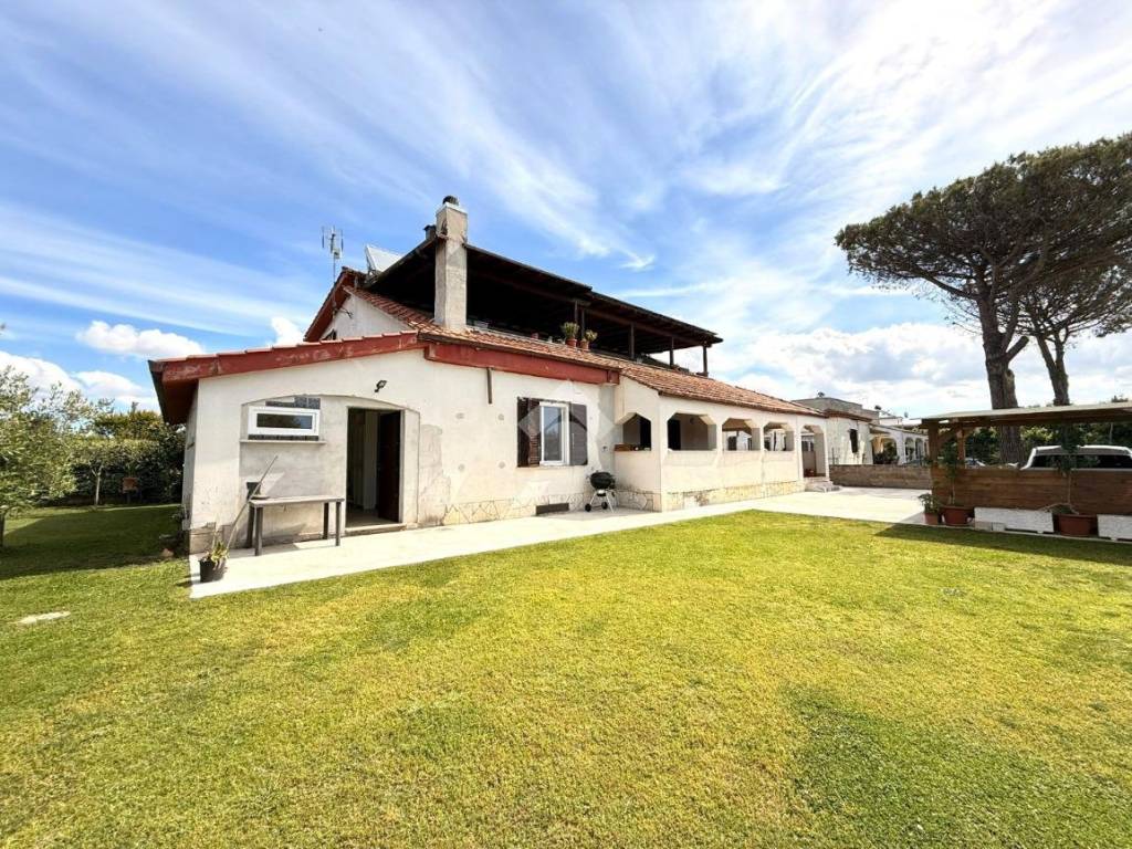 casa indipendente in vendita ad Aprilia in zona Campo di Carne