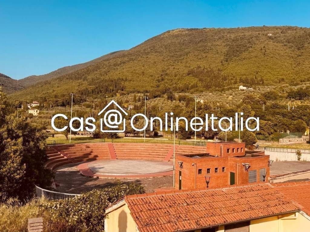 casa indipendente in vendita a Prato in zona Santa Lucia