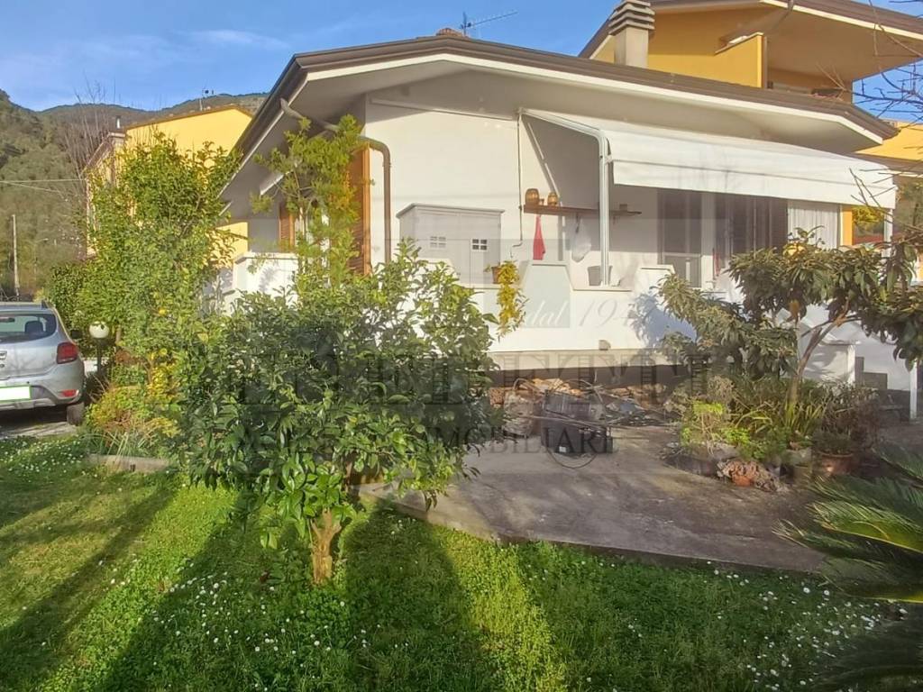 casa indipendente in vendita a Massarosa in zona Quiesa