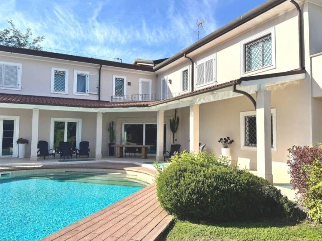 casa indipendente in vendita a Forte dei Marmi in zona Vittoria Apuana