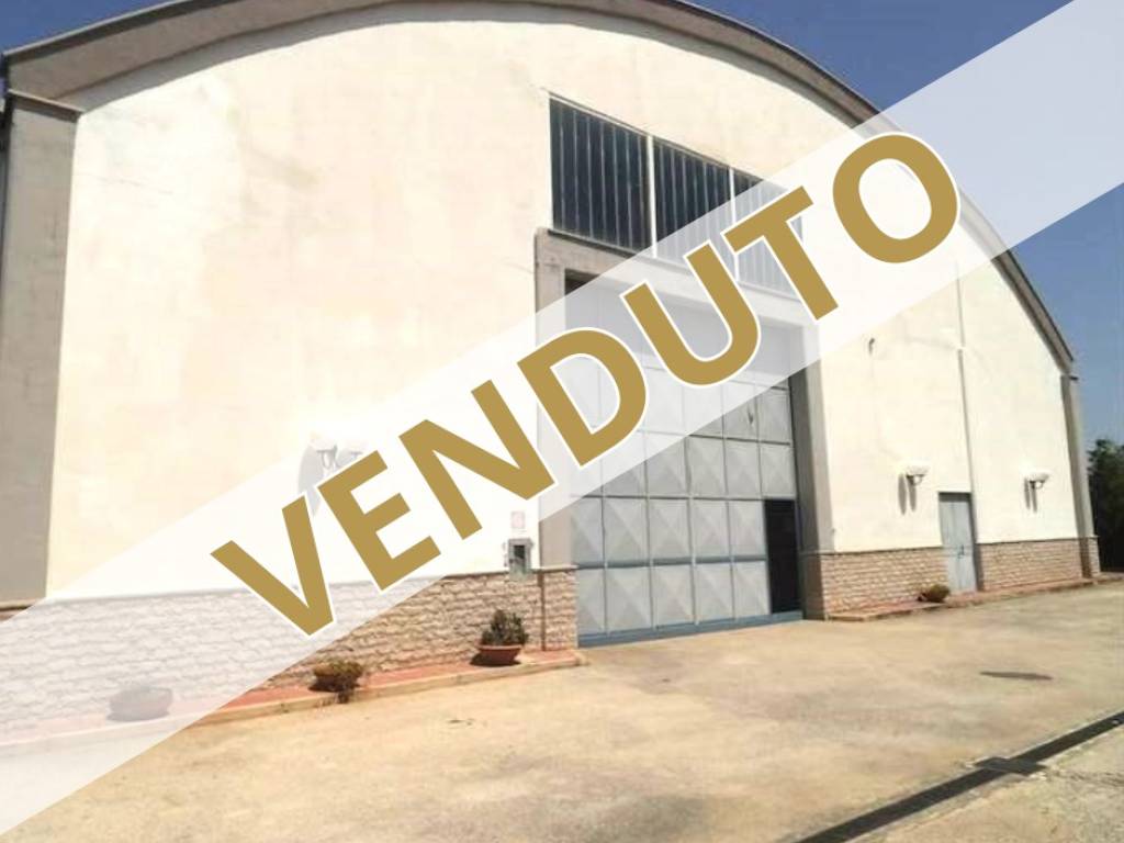 capannone in vendita ad Andria in zona Troianelli